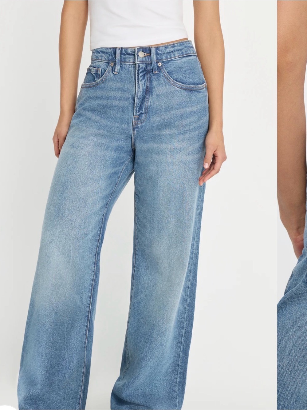 Ladies Good American Relaxed Jeans in Light Wash Straight Leg Jeans